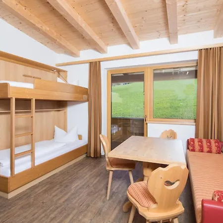 & Alpengasthof Pinzgerhof 里斯奥尔巴赫塔